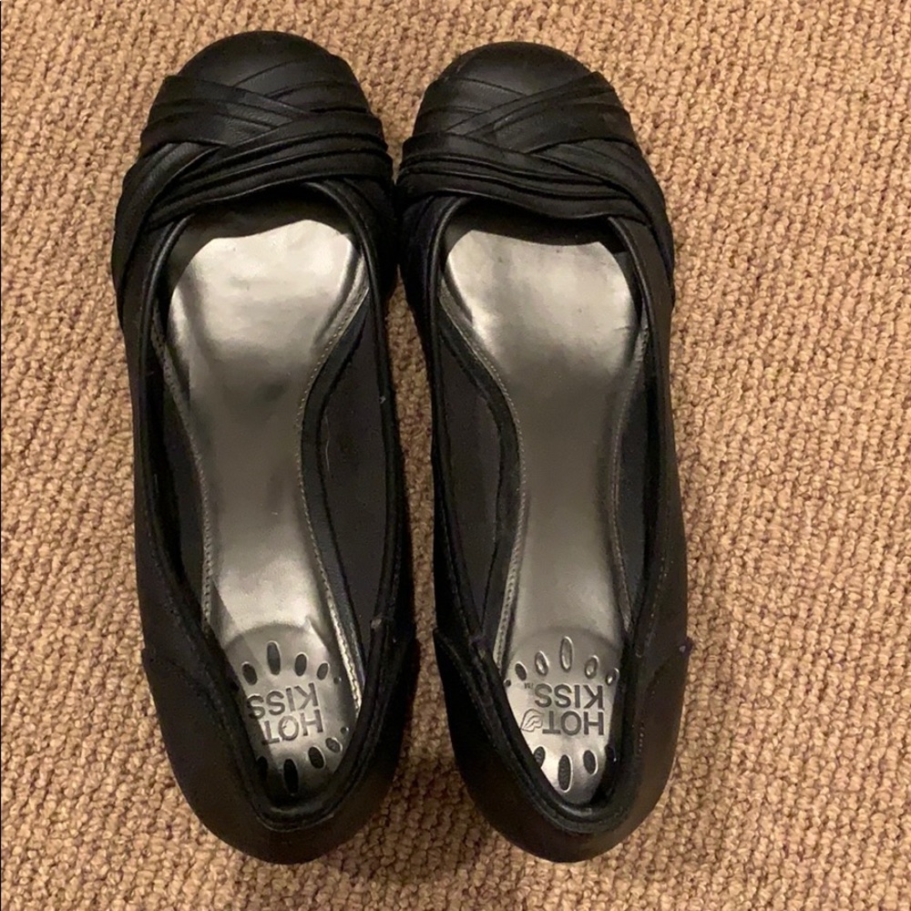 Slightly wedged black business flats